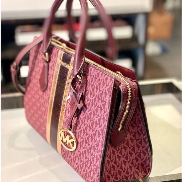 Michael Kors Sheila
Medium Signature Logo
Metallic Satchel
Crossbody - Picture 11 of 12